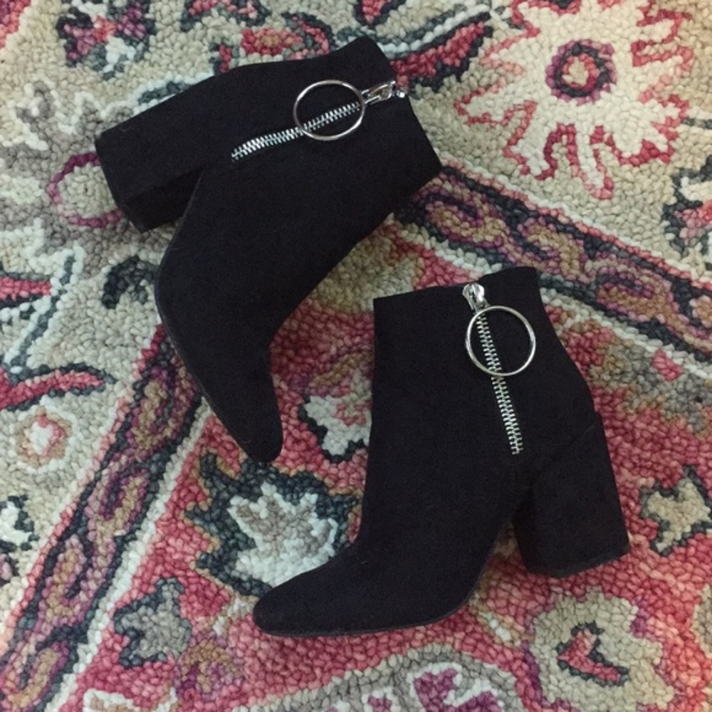 O Ring Alt Black Ankle Booties 🖤